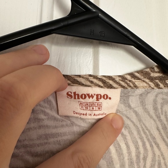 Australian Showpo tie front blouse. Sexy Tiger pattern. Size US6 Small. - Picture 4 of 6